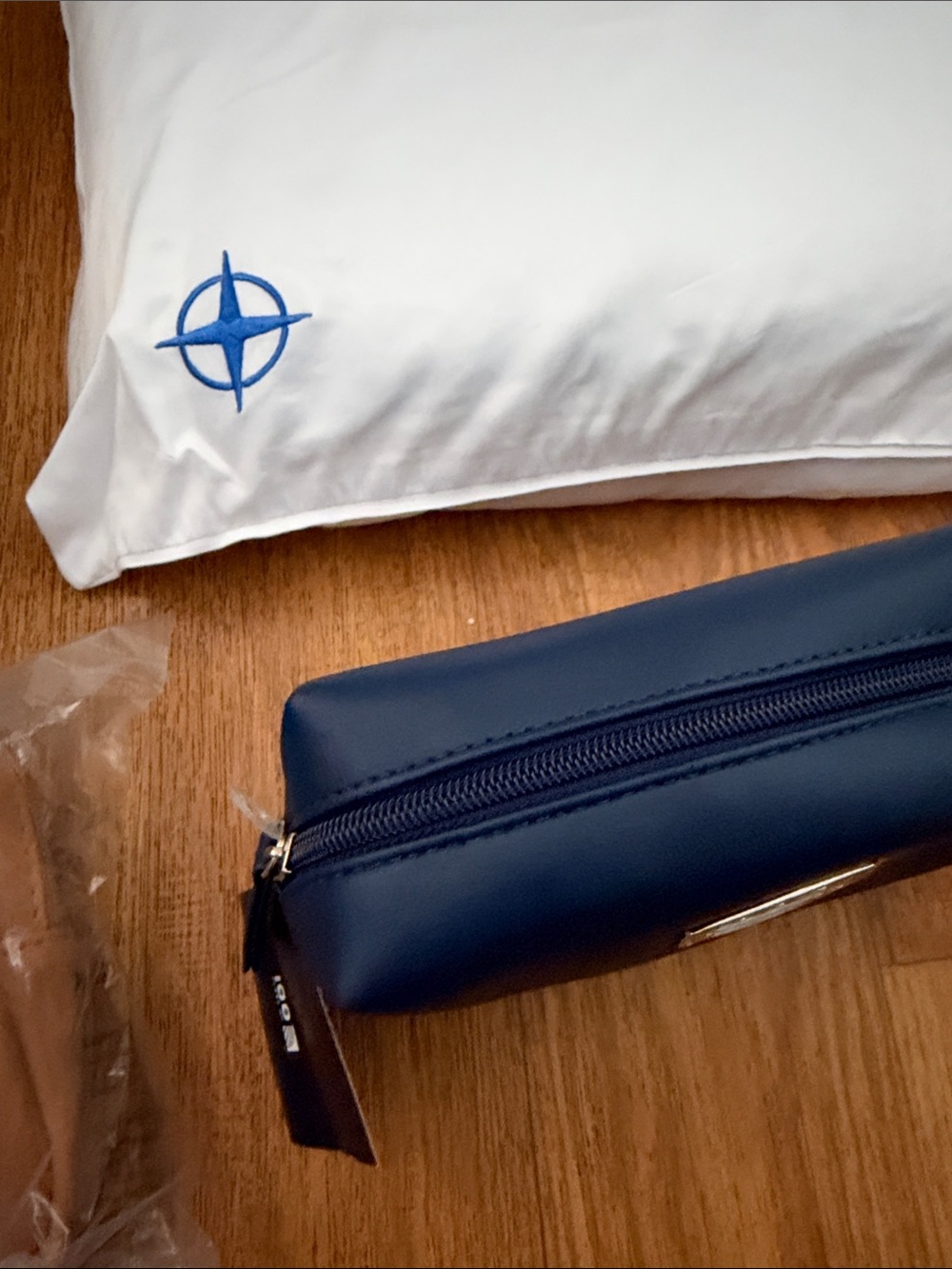 UNITED AIRLINES SAKS FIFTH AVENUE BLANKET MEMORY FOAM PILLOW 100 YEARS COWSHED X - Picture 8 of 10